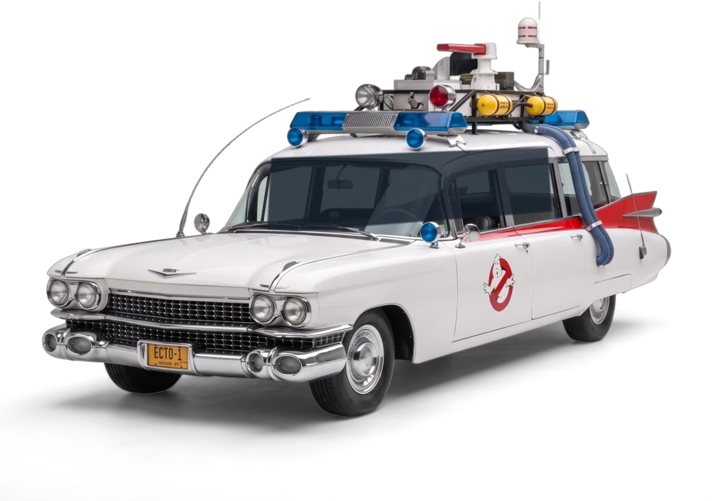 Ecto-1 de Cazafantasmas: ambulancia Cadillac blanca con el logo en la puerta, aleta roja y equipo en el techo