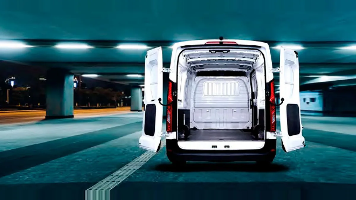 Maxus Deliver 9 Furgón 2.0D L3H2 150 (MERCANCÍAS PROPIAS) en renting en Madrid — Trasera