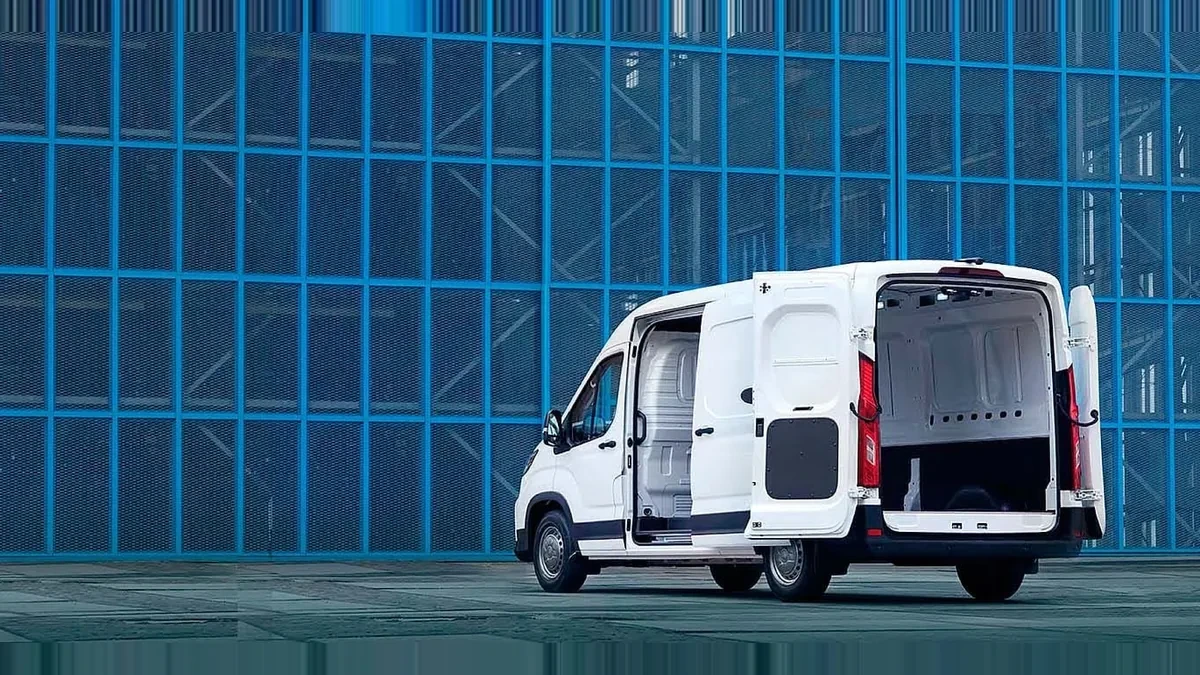 Maxus Deliver 9 Furgón 2.0D L3H2 150 (MERCANCÍAS TERCEROS) en renting en Madrid — Lateral
