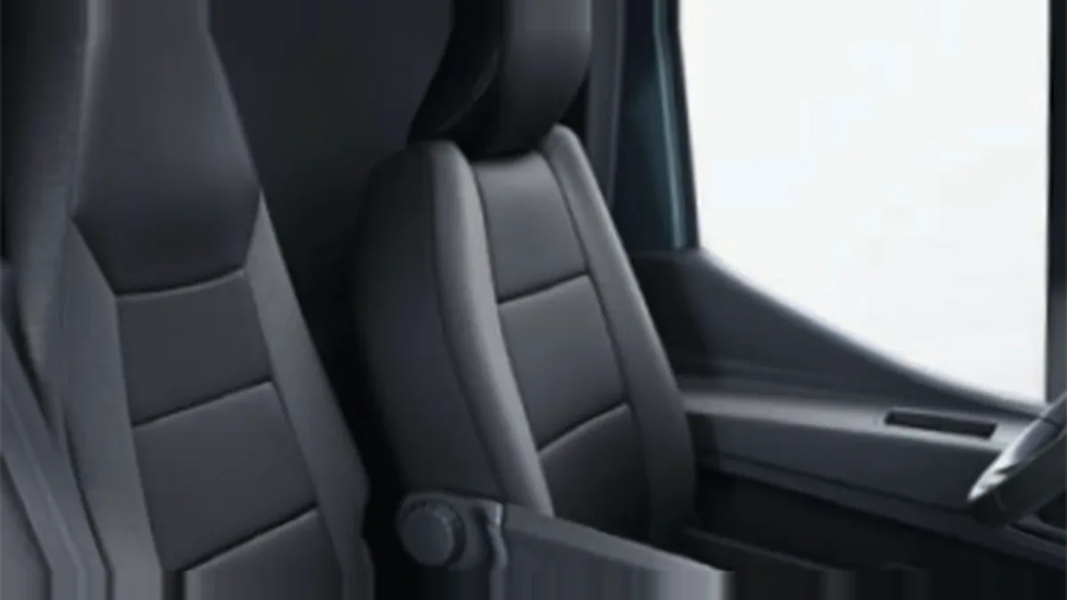 Nissan Interstar L2H2 3.5T 2.3dCi FWD Acenta en renting en Madrid — Delantera